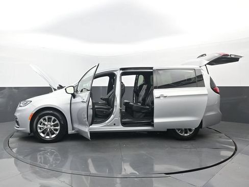 Used 2026 Chrysler Pacifica Limited FWD image 33