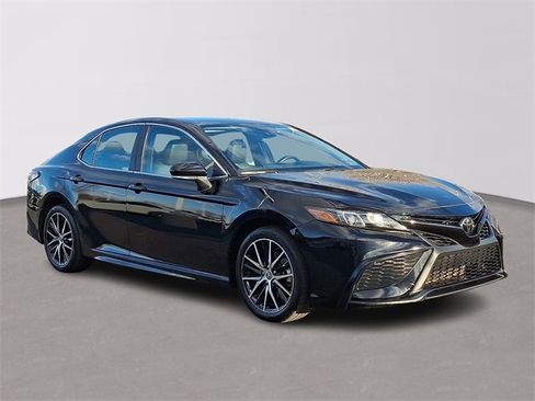 Used 2023 Toyota Camry SE image 3