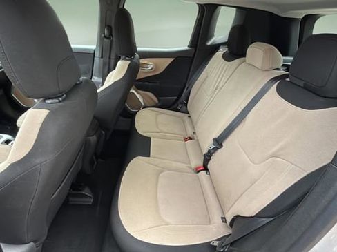 Used 2015 Jeep Renegade Latitude FWD image 19