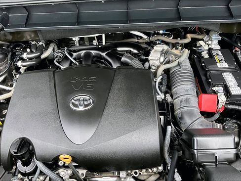 Used 2021 Toyota Highlander XLE FWD image 32