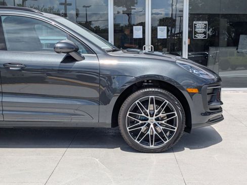 Certified 2025 Porsche Macan AWD/4WD image 11