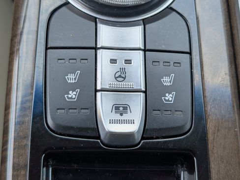 Used 2018 Genesis G90 3.3T Premium RWD image 33