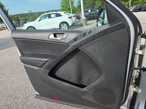 Used 2015 Volkswagen Tiguan SE FWD image 23
