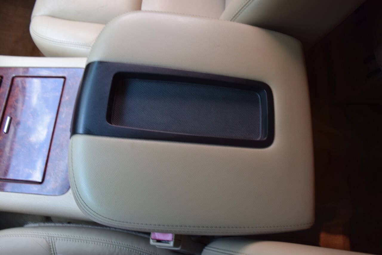 Used 2014 Chevrolet Suburban LTZ RWD image 42