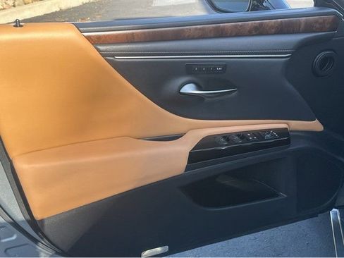 Used 2022 Lexus ES 300h w/ Premium Package image 35