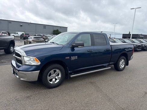 Used 2020 RAM 1500 Classic SLT w/ Luxury Group RWD image 3