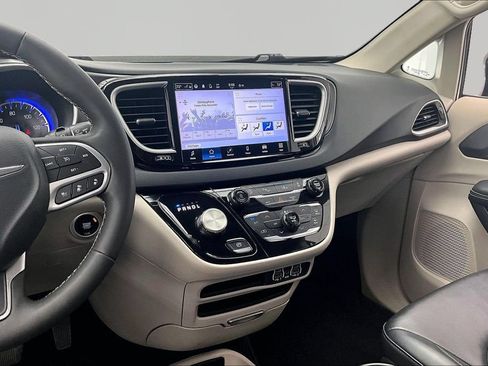 Used 2024 Chrysler Pacifica Touring-L FWD image 6