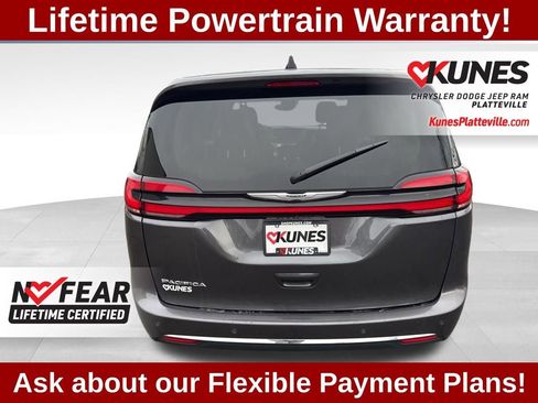 Used 2023 Chrysler Pacifica Touring-L image 9