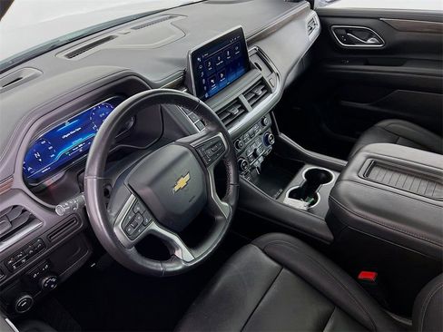 Used 2022 Chevrolet Suburban LT w/ LT Signature Plus Package image 9