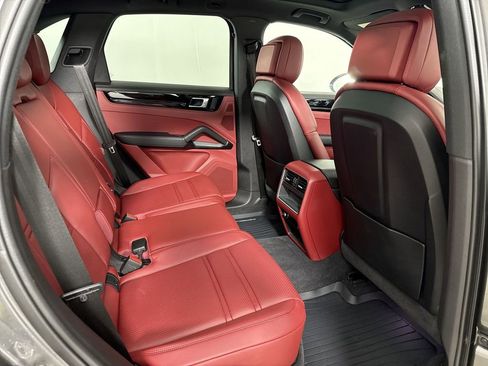 Certified 2023 Porsche Cayenne Platinum Edition AWD/4WD image 24