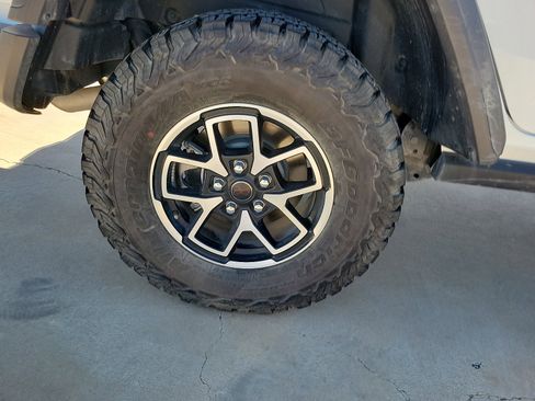 Used 2025 Jeep Wrangler Unlimited Rubicon AWD/4WD image 9