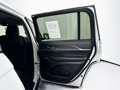 Used 2023 Jeep Grand Cherokee L Limited image 32