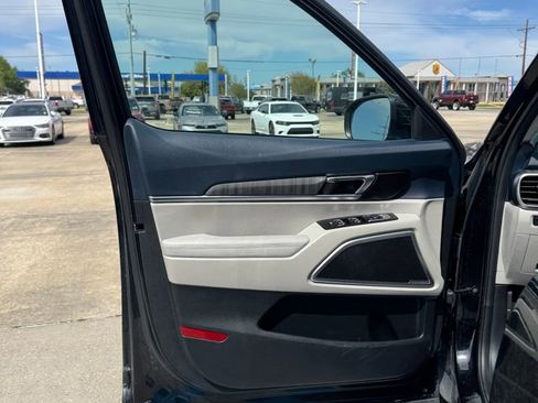 Used 2024 Kia Telluride EX w/ EX Captain's Chair Package image 8