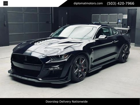 Used 2021 Ford Mustang Shelby GT500 w/ Carbon Fiber Track Pack RWD image 1