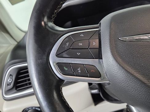 Used 2021 Chrysler Pacifica Touring-L FWD image 18