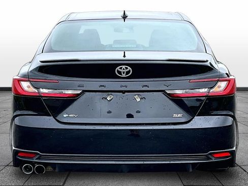Used 2025 Toyota Camry SE FWD image 4