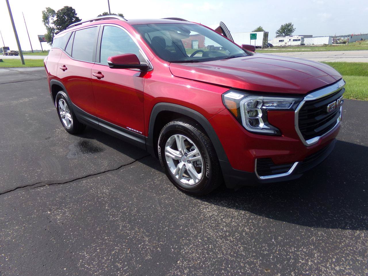 Used 2024 GMC Terrain SLE w/ Driver Convenience Package FWD image 15