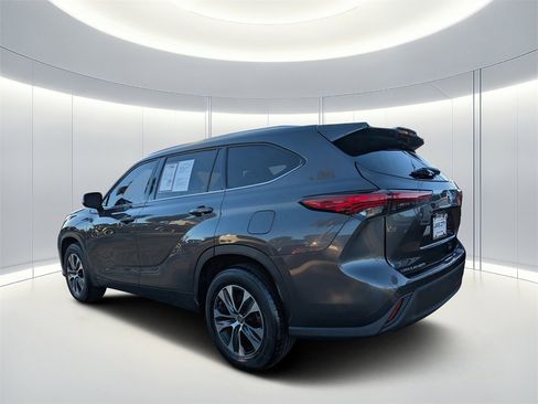 Used 2022 Toyota Highlander XLE image 5