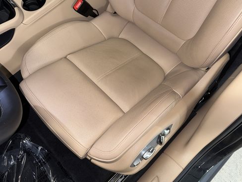 Used 2025 Porsche Macan AWD/4WD image 35