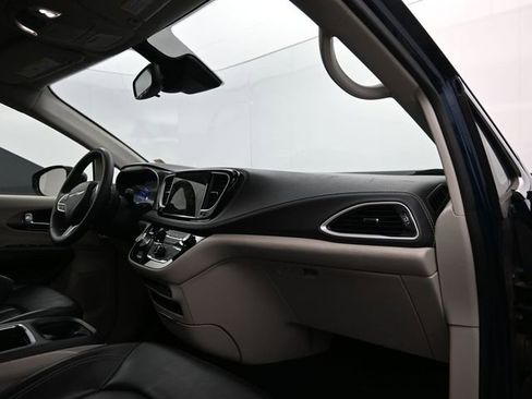Used 2024 Chrysler Pacifica Select image 23