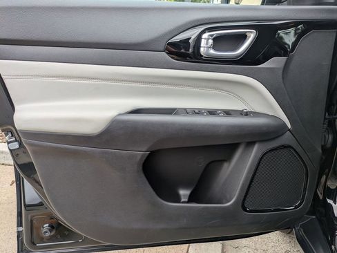 Used 2025 Jeep Compass Limited image 11