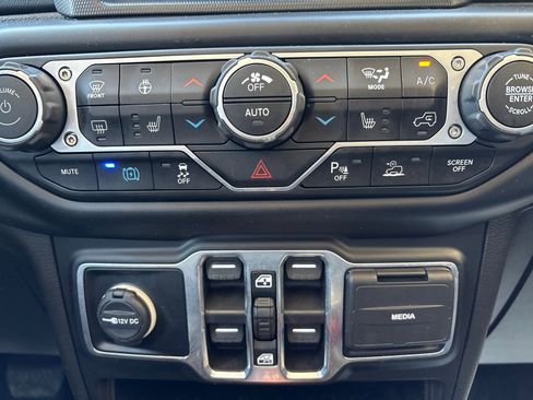 Used 2022 Jeep Wrangler Unlimited Sahara w/ Dual Top Group AWD/4WD image 19