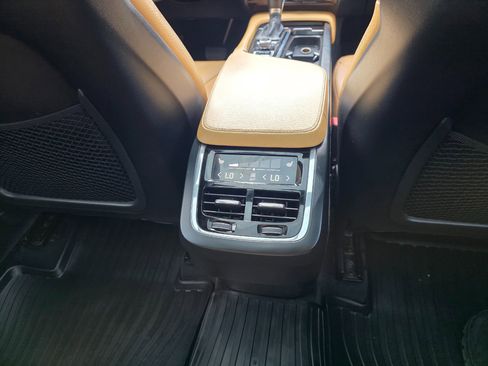 Used 2017 Volvo XC90 T6 Momentum w/ Vision Package image 22