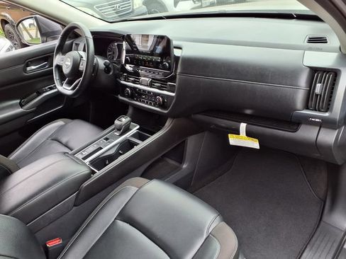 Used 2024 Nissan Pathfinder SL FWD image 28