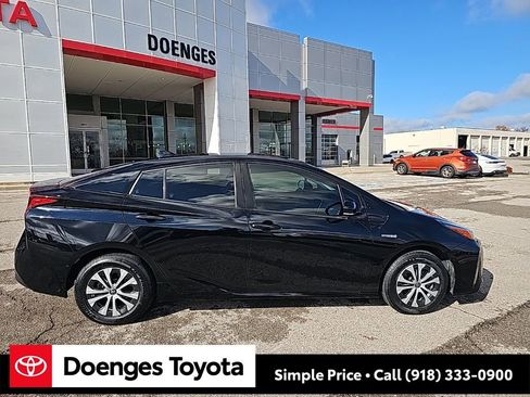 Used 2020 Toyota Prius LE image 2