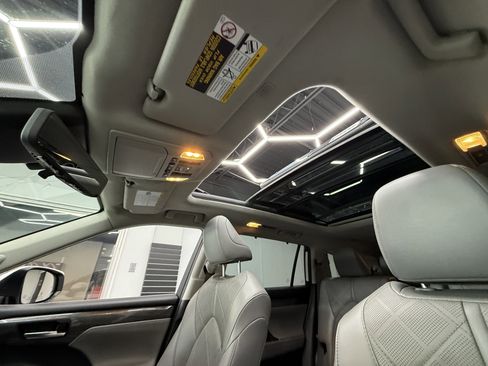 Used 2021 Toyota Highlander Platinum image 13