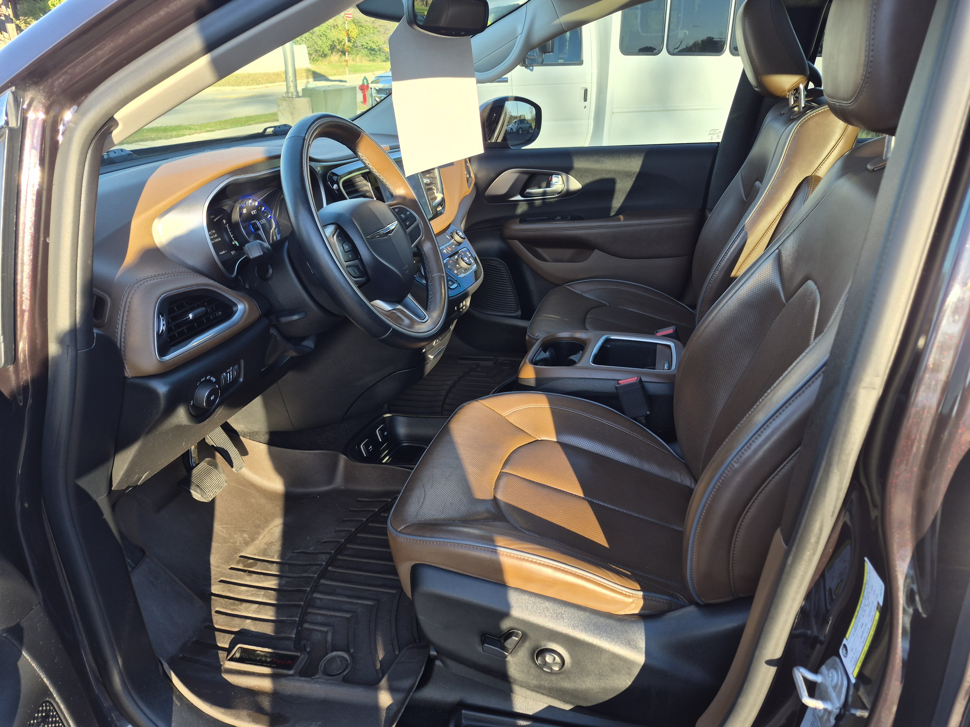 Used 2017 Chrysler Pacifica Limited FWD image 9