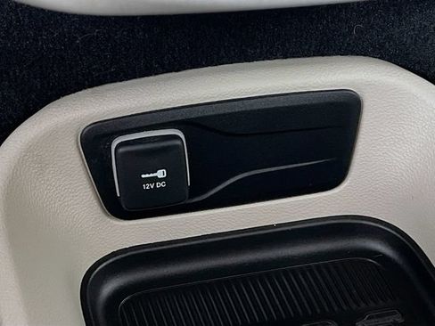 Used 2024 Chrysler Pacifica Touring-L FWD image 33