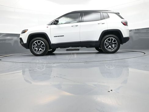 Used 2025 Jeep Compass Trailhawk AWD/4WD image 32