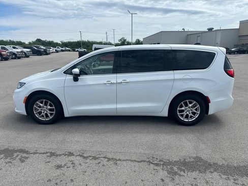 Used 2023 Chrysler Pacifica Touring-L FWD image 9