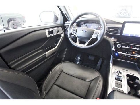 Used 2022 Ford Explorer Limited w/ Equipment Group 301A RWD image 7