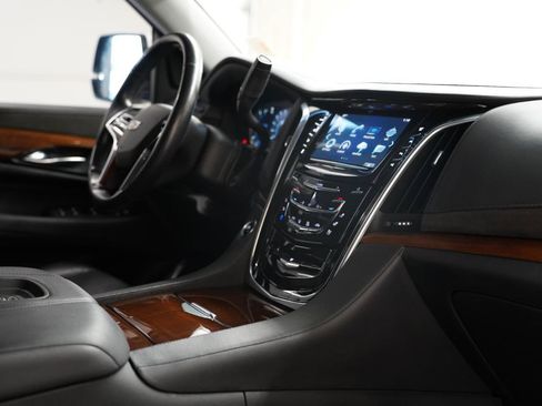 Used 2019 Cadillac Escalade Luxury AWD/4WD image 16