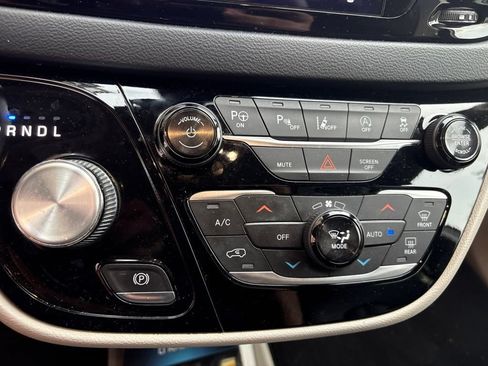 Used 2019 Chrysler Pacifica Touring-L Plus FWD image 21