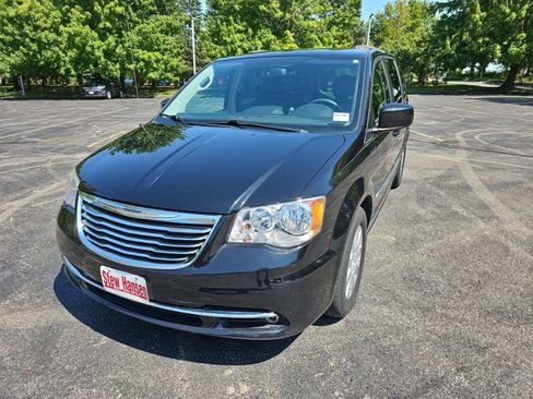 Used 2014 Chrysler Town & Country Touring FWD image 2