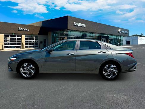 New 2025 Hyundai Elantra Limited FWD image 3