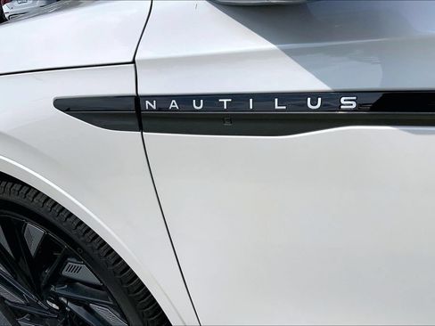 Used 2024 Lincoln Nautilus Reserve w/ Equipment Group 202A AWD/4WD image 4