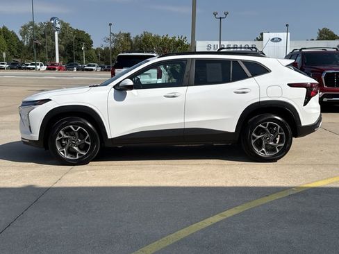 Used 2025 Chevrolet Trax LT w/ LT Convenience Package FWD image 8