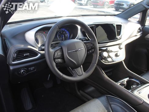 Used 2025 Chrysler Pacifica Limited image 13