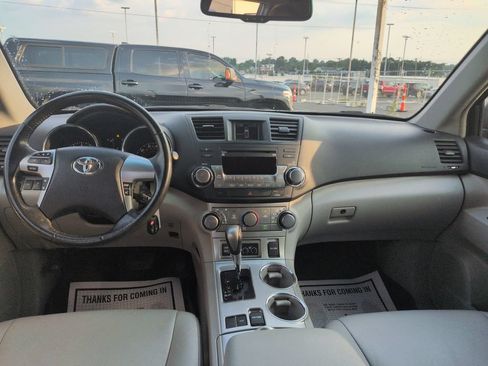 Used 2011 Toyota Highlander SE w/ Tow Pkg FWD image 13
