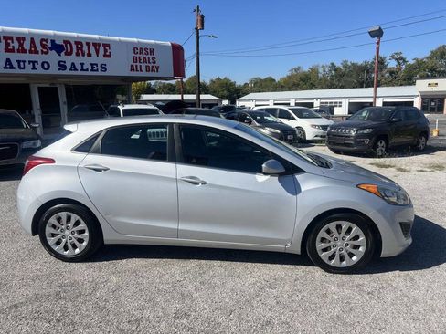 Used 2017 Hyundai Elantra GT image 4