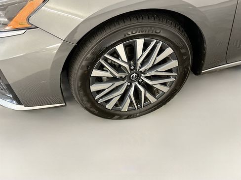 Used 2025 Nissan Altima 2.5 SV FWD image 11