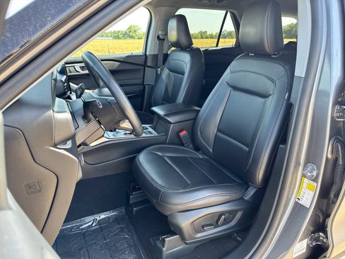 Used 2024 Ford Explorer XLT w/ Equipment Group 202A RWD image 11