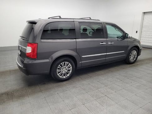 Used 2016 Chrysler Town & Country Touring-L w/ Driver Convenience Group image 10