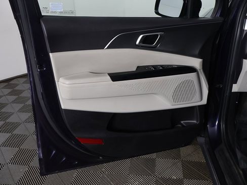 Used 2024 Kia Carnival LX image 21