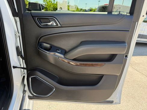 Used 2018 Chevrolet Suburban LT w/ Luxury Package AWD/4WD image 19
