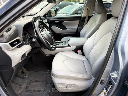 Used 2021 Toyota Highlander XLE AWD/4WD image 12